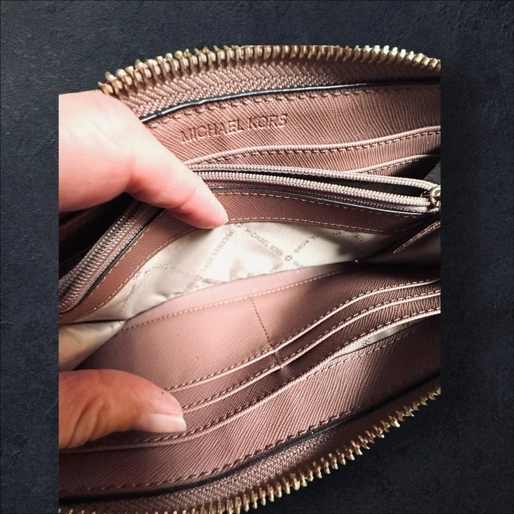 Elevate your style with this exquisite Michael Kors mauve leather wallet! GUC